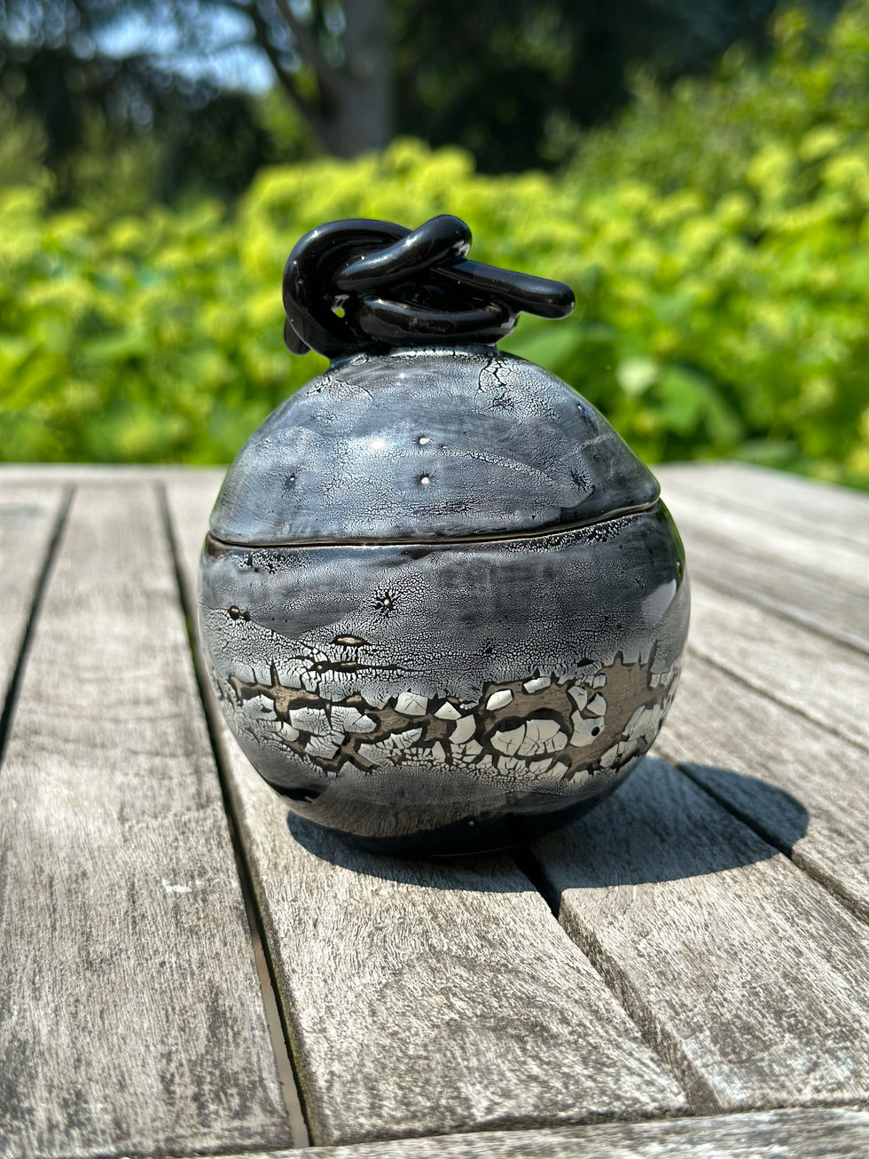 Een handgemaakte keramische urn voor een deeltje van de assen en/of een stukje stof van een kledingstuk van de overledene, op maat gemaakt:
"Sterrennacht".