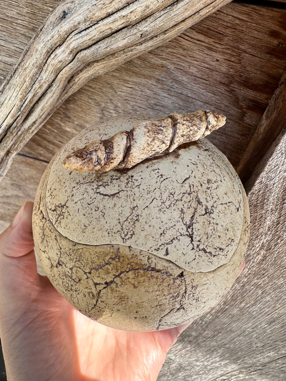 Een handgemaakte keramische urn, op maat gecreëerd, waar je een deeltje van de assen en/of een stukje stof van een kledingstuk van de overledene in kan bewaren.