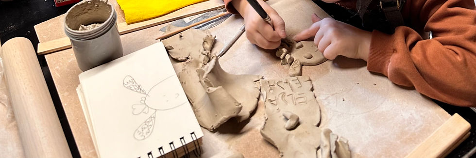 Kinderen en kinderen samen met een volwassene zijn welkom voor een kleiworkshop in het keramiek belevingsatelier kzie_kunst waar Hanne Vanvoorden jullie inspireert en begeleidt.