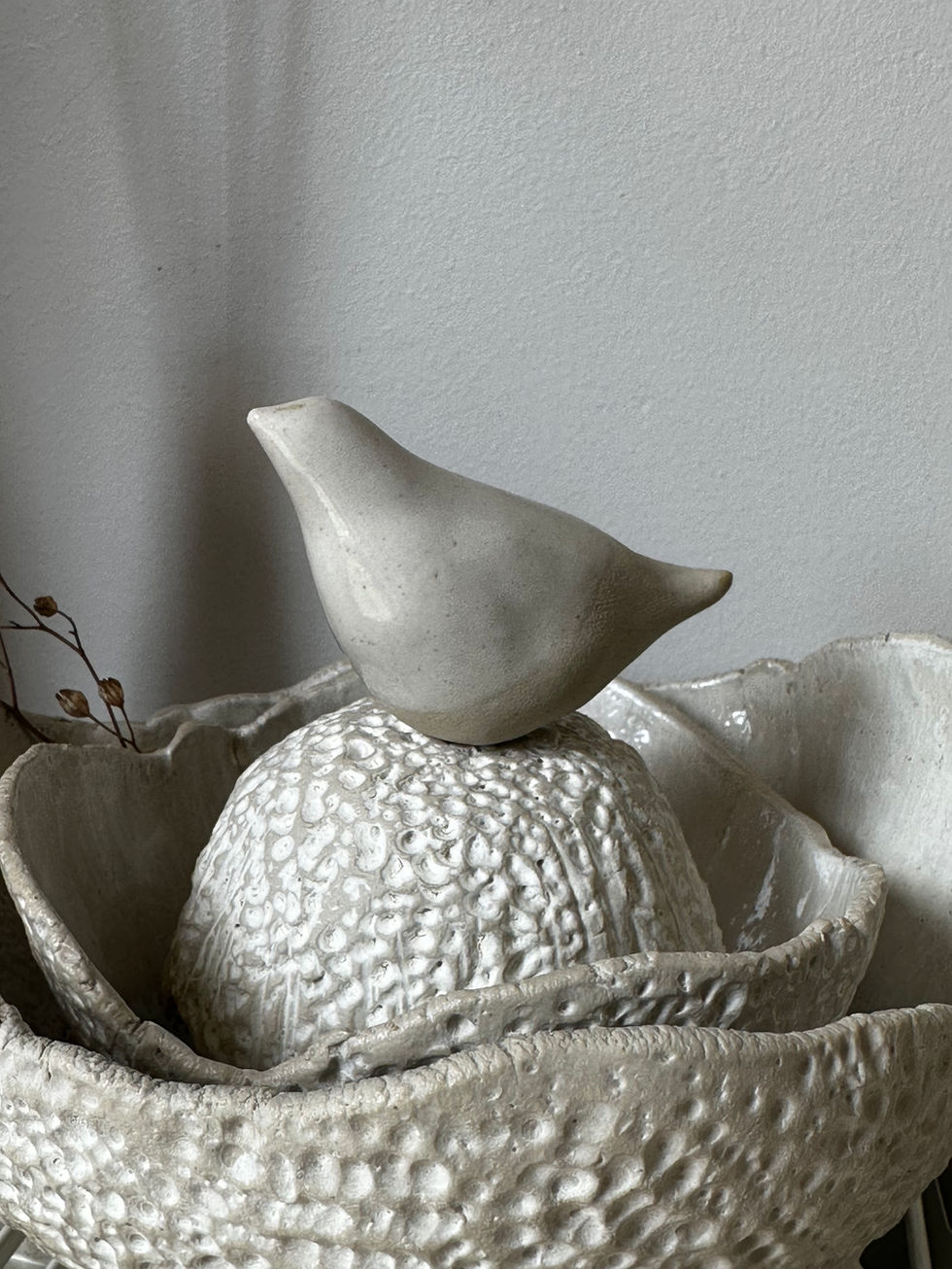 Keramiek urn om na het afscheid de overledene te blijven vieren met rituelen.
Ontworpen door Hanne Vanvoorden in het Keramiek belevingsatelier kzie_kunst.