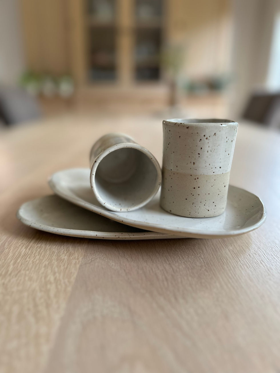Keramische ontbijtset, met de hand gevormd bestaande uit twee kopjes en twee borden.
Op aanvraag of tijdens een workshop te creëren.