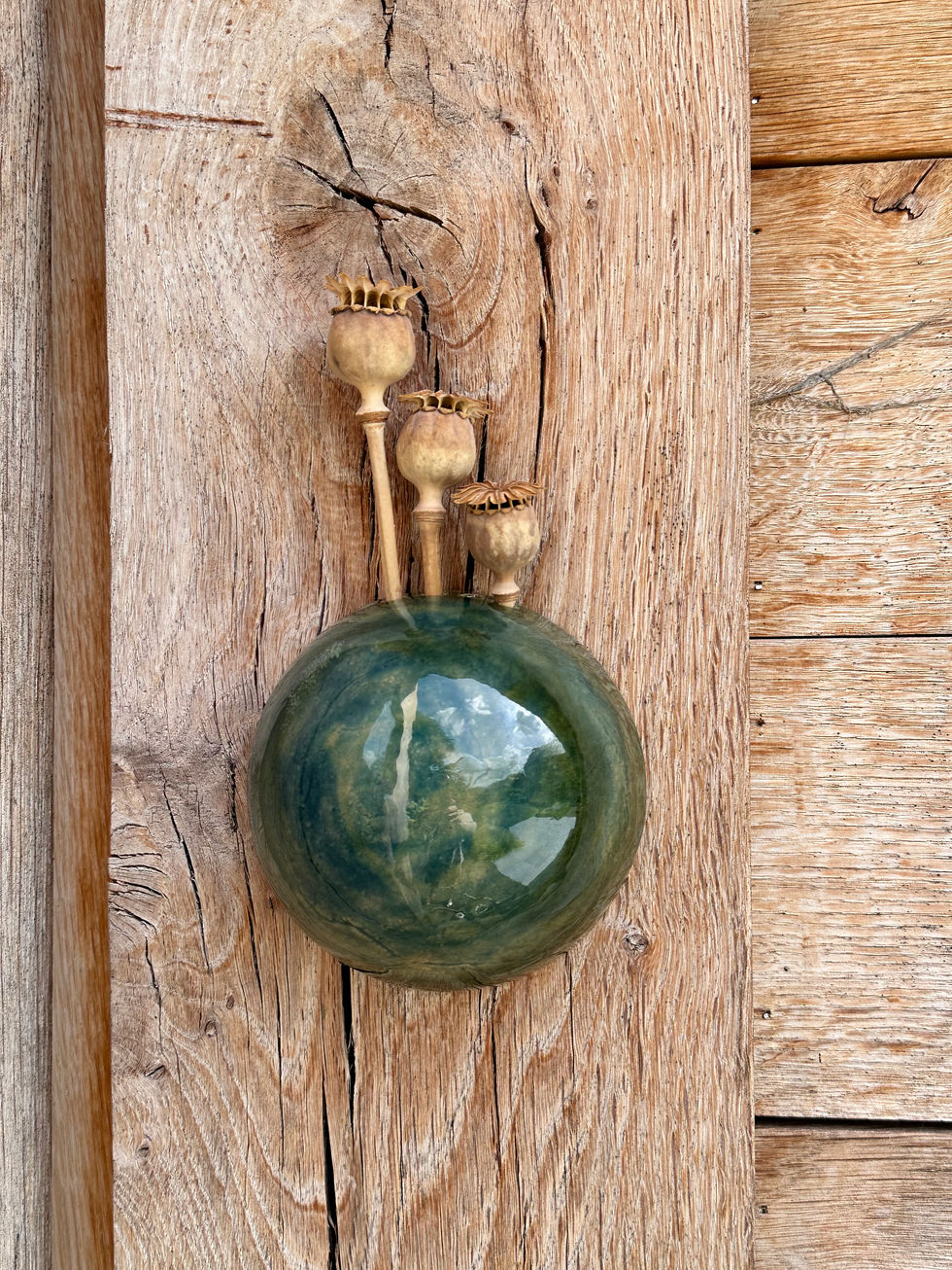 Een handgemaakte keramische wandurn: "Water".
Op maat gecreëerd , waar je een deeltje van de assen en/of een stukje stof van een kledingstuk van de overledenen in kan bewaren. Naar wens kan je het ook als vaasje voor droog bloemen gebruiken.