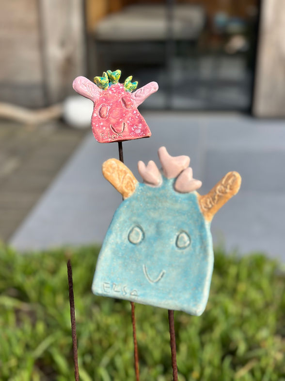 Keramische tuindecoratie gemaakt door een kind in het keramiek belevingsatelier kzie_kunst waar Hanne Vanvoorden je inspireert.