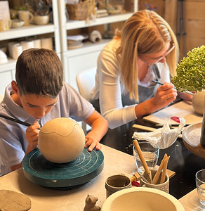 keramiek workshop volwassene&kind bij Hanne Vanvoorden in het keramiek belevingsatelier kzie_kunst in Lummen.