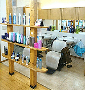 明るく落ちついた店内で