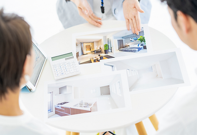 部屋のイメージを紹介される夫婦