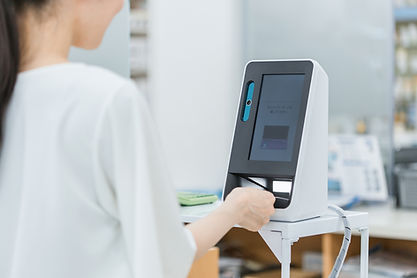 マイナンバーカードリーダーでカードを読み込む女性