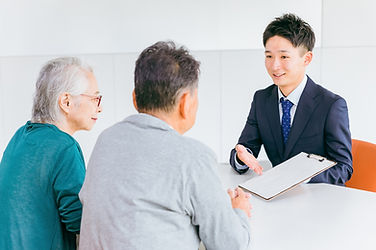ビジネスマンと説明を受けるシニア夫婦