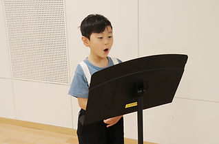 男の子が発声練習をしている様子