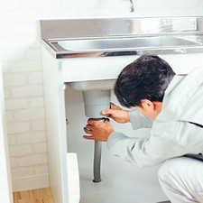 配管を点検する作業員