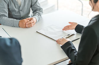 葬儀についての事前相談の様子