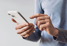 スマートフォンを操作する人