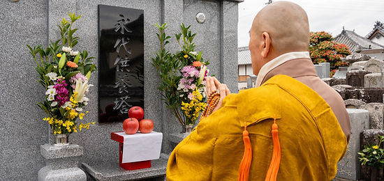 永代供養塔にお経を上げるお坊さん