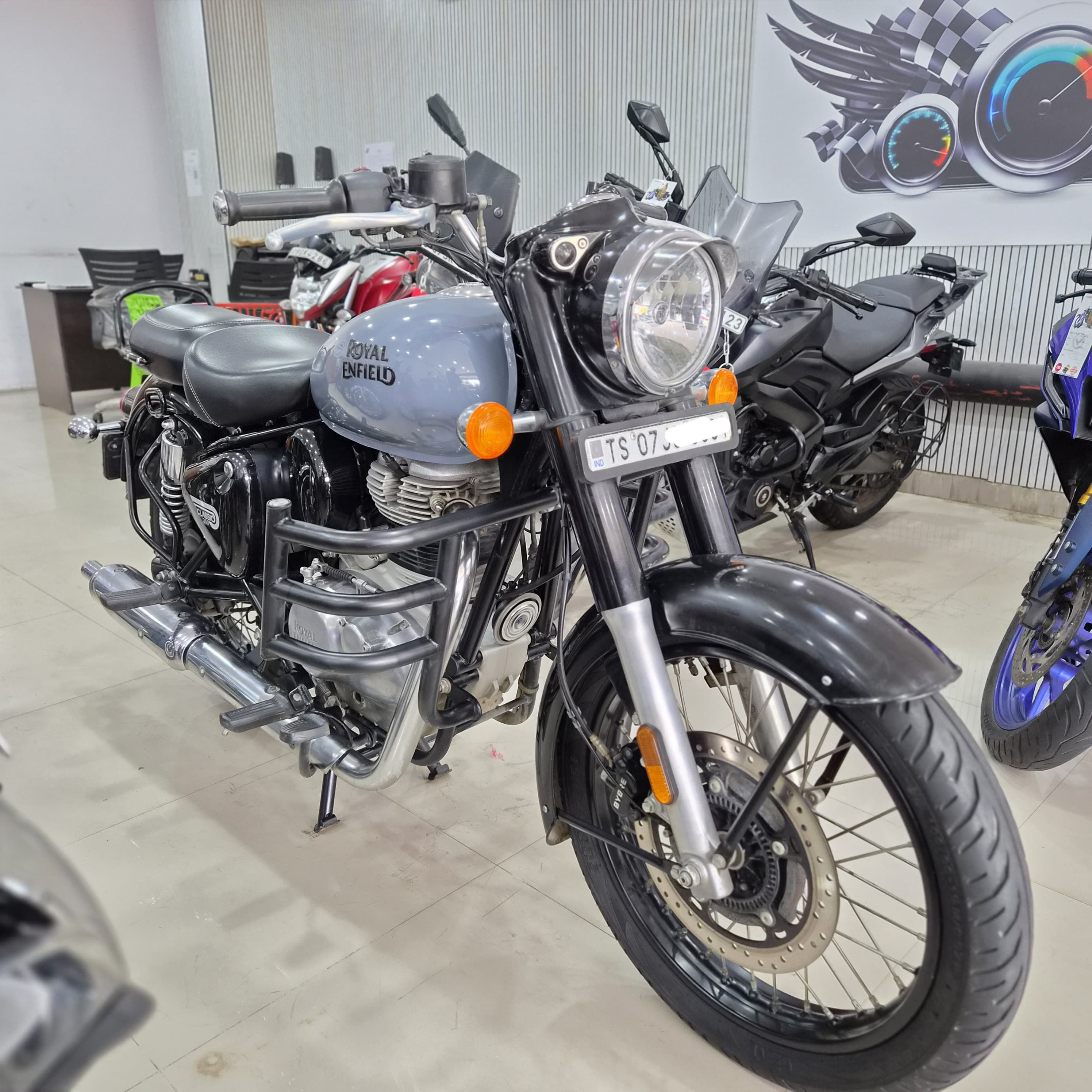 Royal Enfield Classic 350 BSVI Redditch Grey for sale.
2022 (GBW)