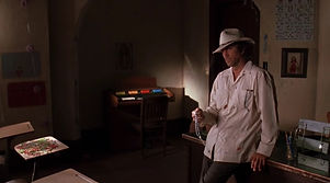 Eric Roberts as Walter Pool in La Cucaracha