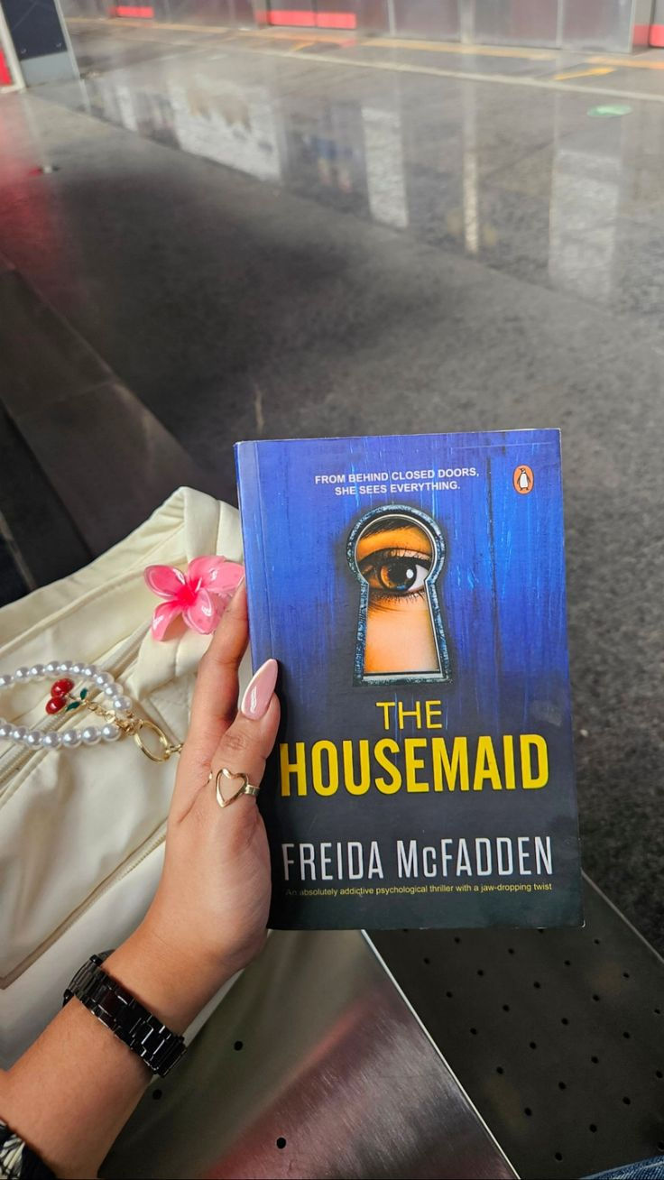 Page turner 🖤.jpeg