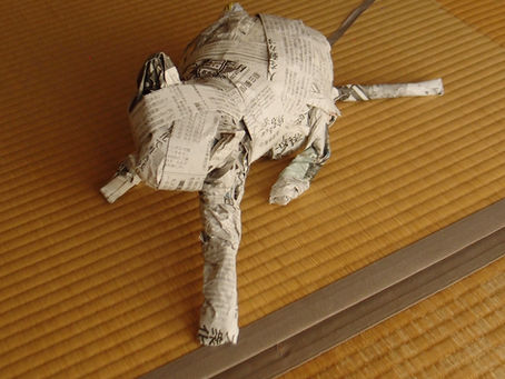 新聞紙で作られたネコ