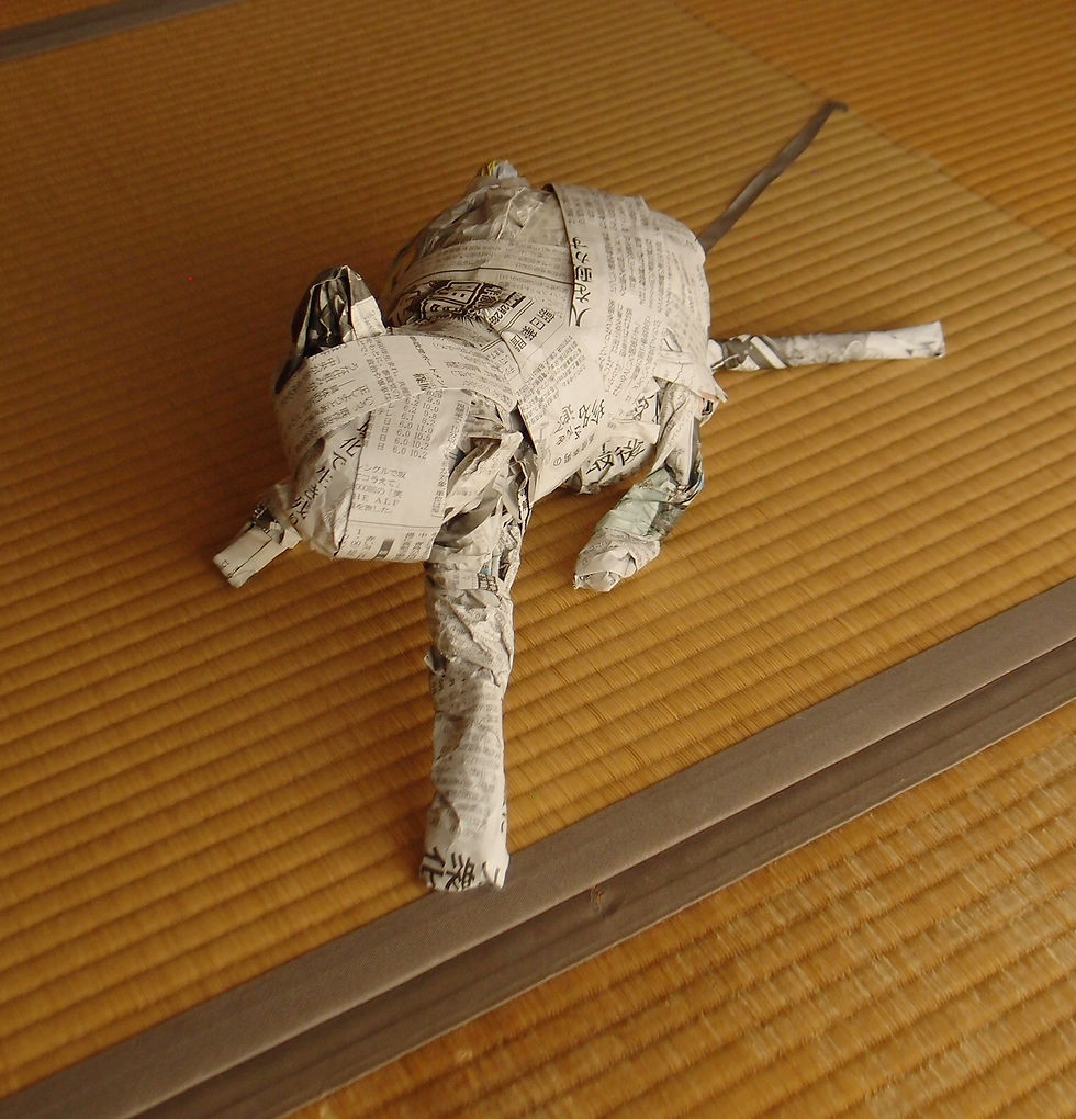 新聞紙で作られたネコ