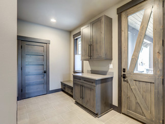 Keeping Clean and Organized with a Mud Room or Entranceway