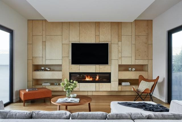 Custom-made TV cabinet with two built-in shelves on each side in a modern living room