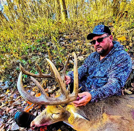 Illinois whitetail deer outfitter trophy buck harvested with JM Outdoor Ops