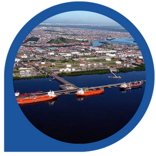 Terminal aquaviário com navio em carregamento, imagem ilustrativa do case de unidades de combustão de vapores
