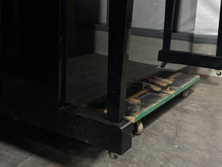 買取アップライトピアノ　YAMAHA　MX100MR　足元の汚れ