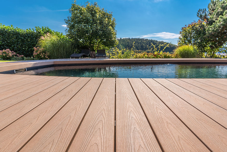 Terasa deck wpc langa piscina