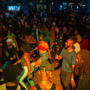 Baile Charme agita a Praça de Eventos nesta quinta (20) em Paranaguá