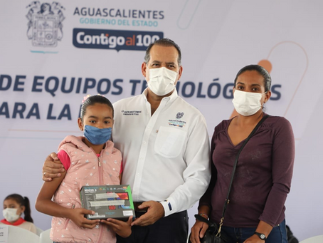 Entrega de tabletas electrónicas a jóvenes para mejorar su formación académica.
