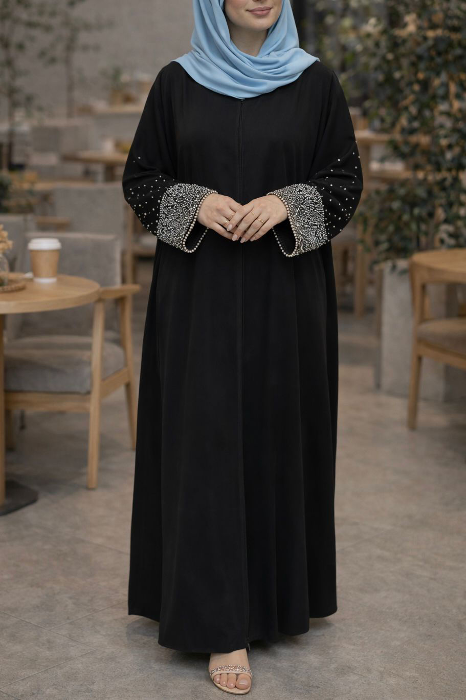 الصورة المصغرة: عباية سوداء بقصة كلوش – إطلالة راقية