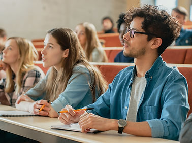 Foto Blick in den Hörsaal mit interessierten Studierenden