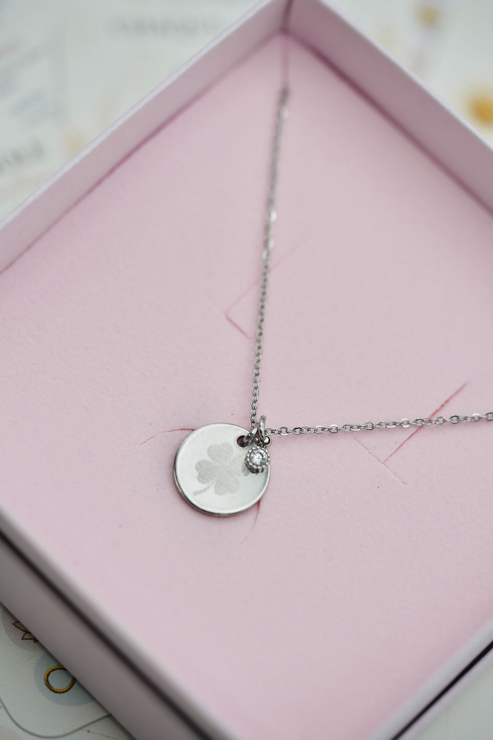 Thumbnail: Le collier Symbole acier (argenté)