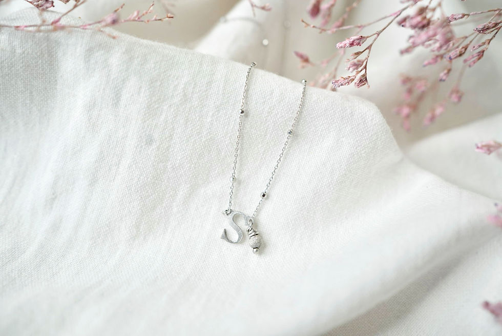 Thumbnail: Collier initiale (argent 925 ou plaqué or)