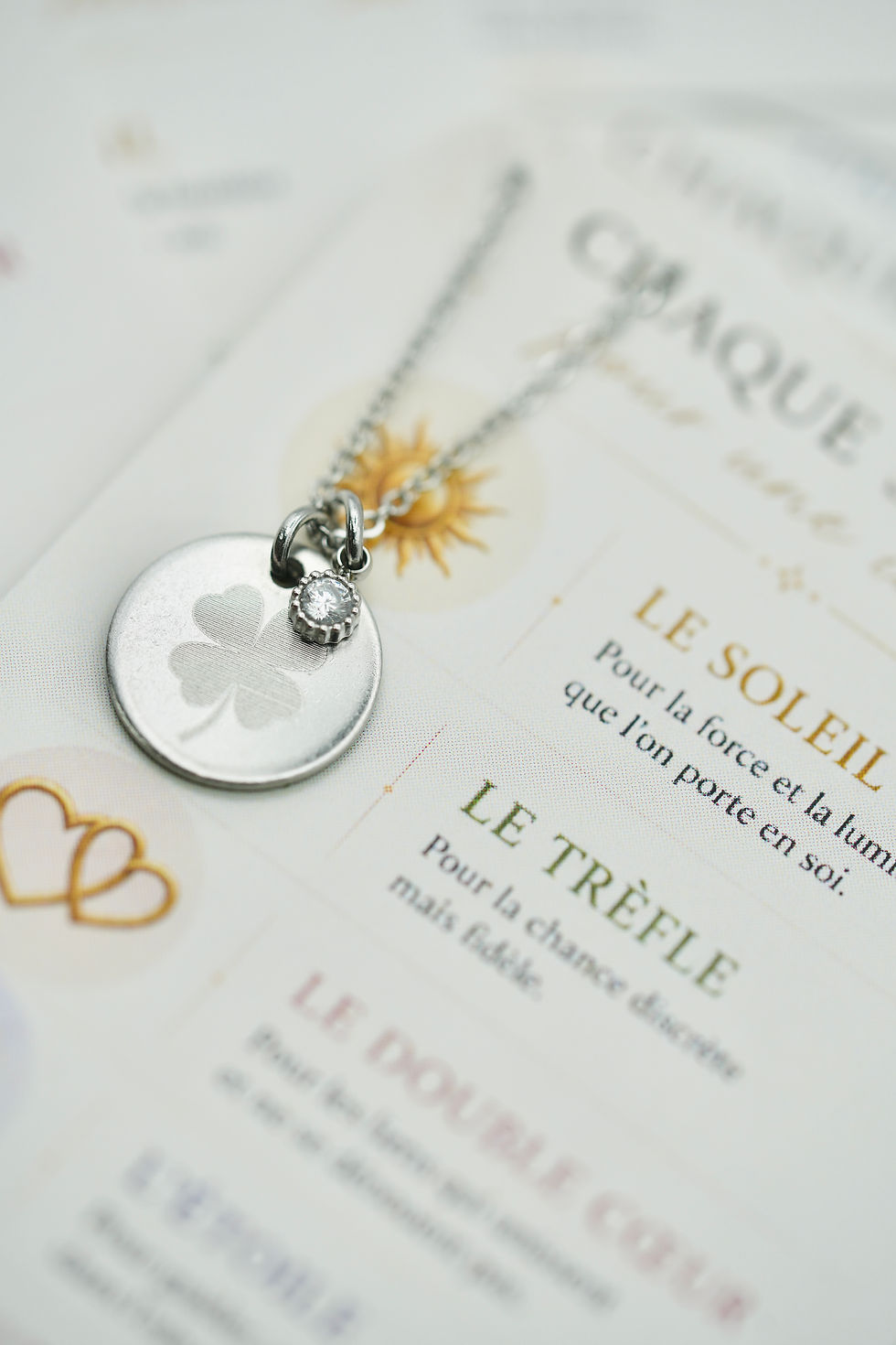 Thumbnail: Le collier Symbole acier (argenté)