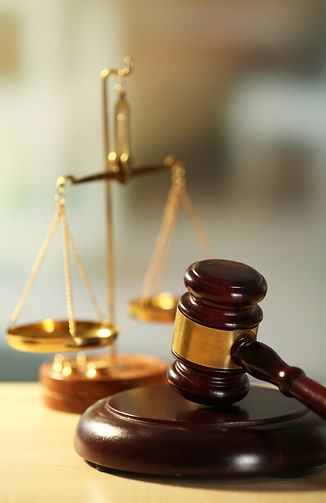 Marteau de juge et balance de justice représentant la conformité réglementaire, les obliga