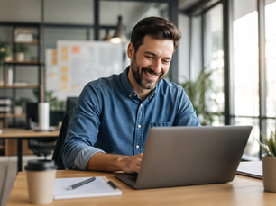 Persona trabajando con enfoque y satisfacción en su desarrollo profesional