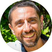 Souriant homme, portrait. Il est heureux, regardant la caméra. URGENCE REPAIR.