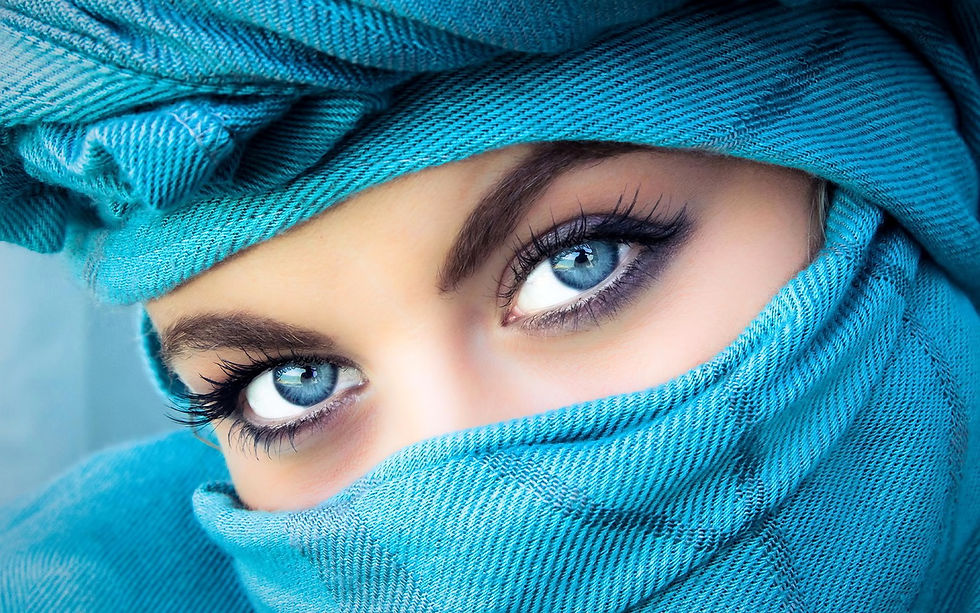 6915663-beautiful-woman-blue-eyes
