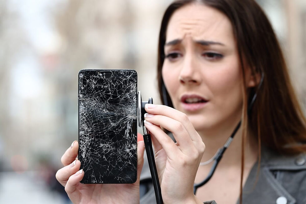 Une Femme a cassé son téléphone, elle ausculte son téléphone avec un stéthoscope.
