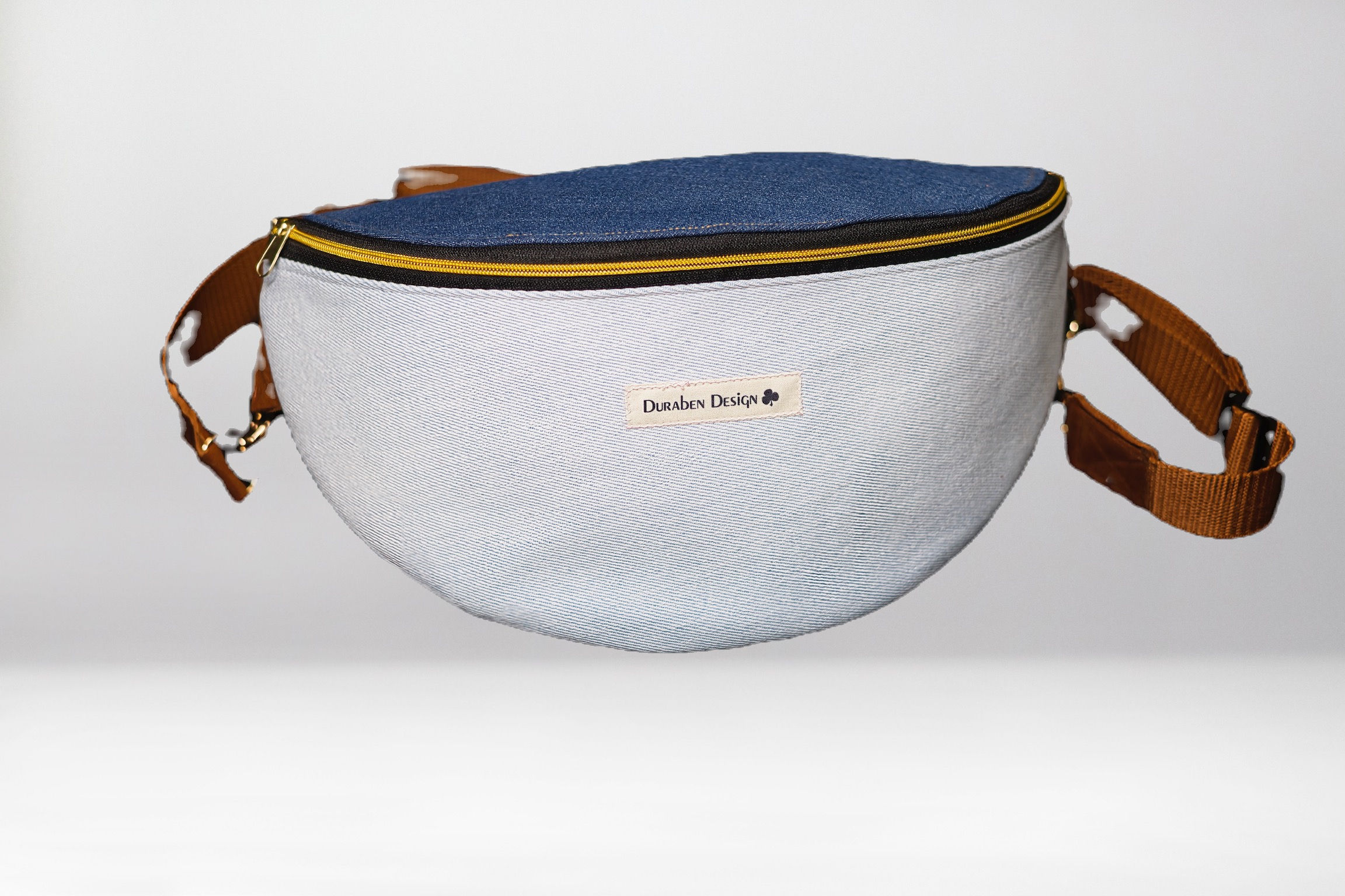 Bauchtasche aus weissen und blauen Jeansstoff Vorderansicht