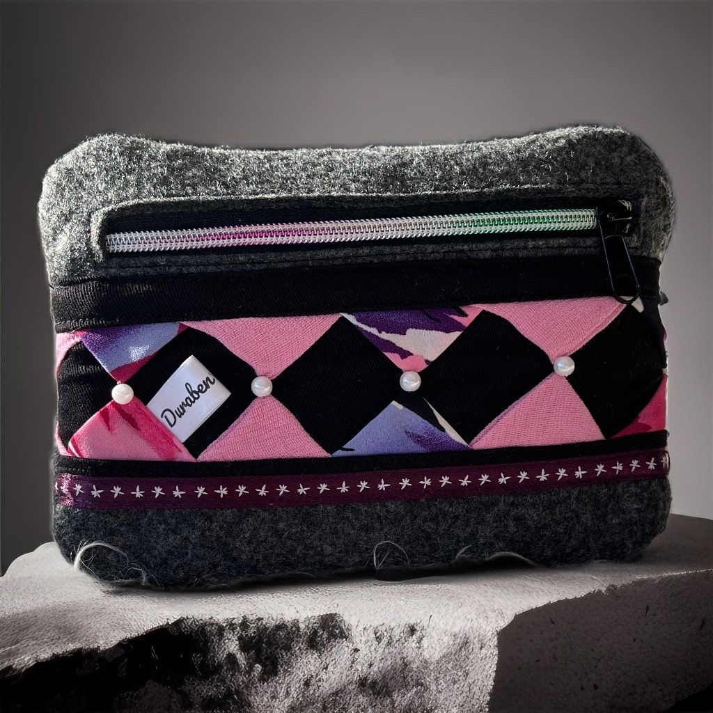 kleine Bauchtasche aus dunkelgrauem Filz mit aufwendigen bunten Verzierungen