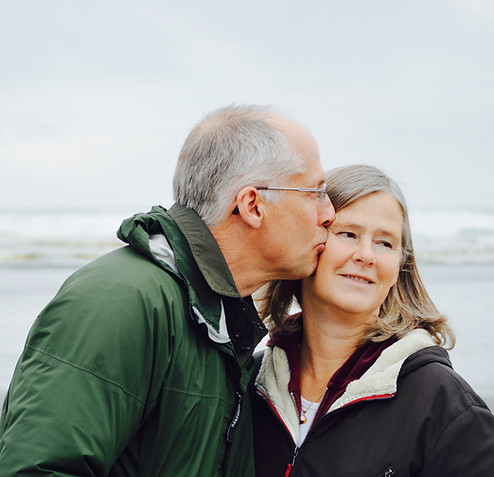 couple aîné en voyage qui s'embrasse