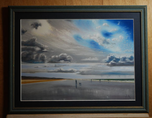 Pastel présentant une plage ou marchent des passants avec au centre un homme et son chien.