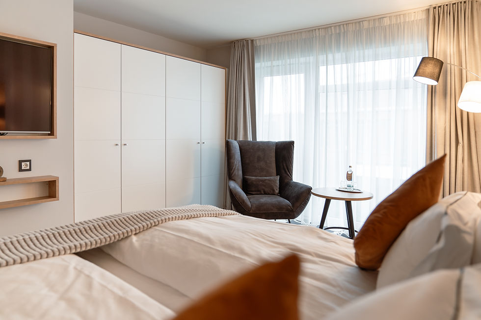 Hotelaufnahme - Blick vom Bett zum Couchsessel