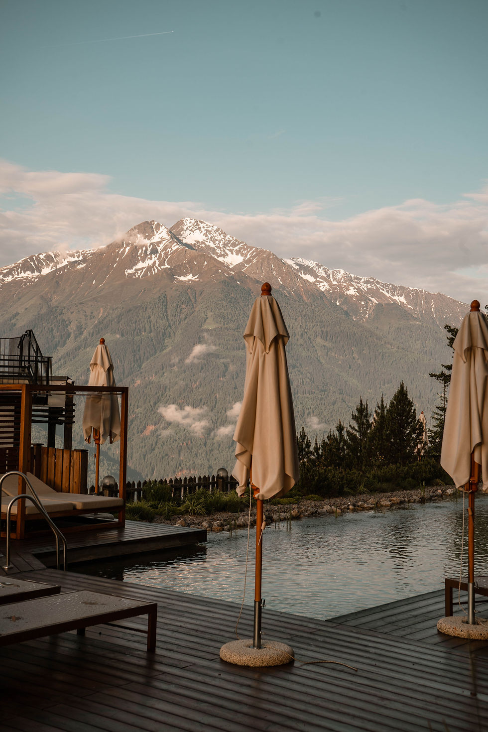 Weitblick über die Berge, im Vordergrund ein Pool mit geschlossenen Poolschirmen