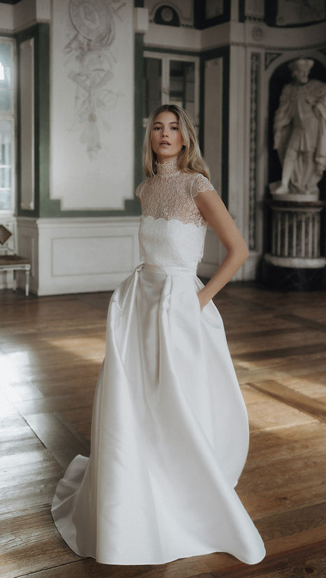 Brauttop, Brautoberteil, feines Spitzentop aus französischer Spitze, Blätteroptik, elegant, hochwertig, hoher Kragen, kurze Ärmel