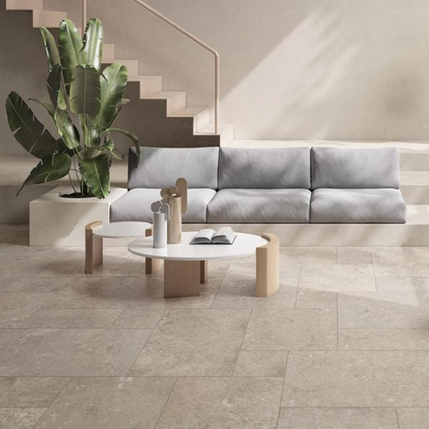 Carrelage effet pierre de travertin posé en Opus Romain