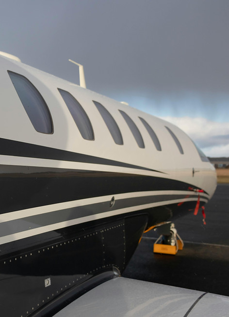 Ein weiss, brauner Rumpf eines Gulfstream G650