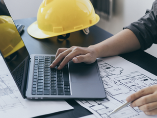 „Laptop ležící na projektu – příprava zprávy o kontrole systému vytápění podle vyhlášky č. 38/2022 Sb.“